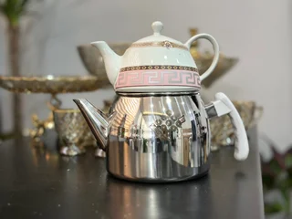 کتری استیل لوله ای دسته باکالیت به همراه قوری چینی